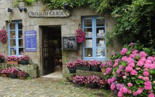 61 French words and phrases to use when shopping in France