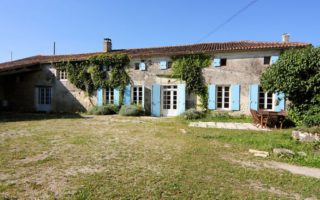 6 properties near a vineyard in France