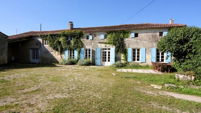 6 properties near a vineyard in France