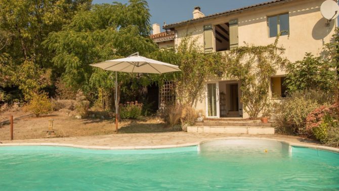 These French homes with dreamy pools are all on the market for less than €300,000!