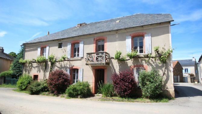 12 houses to renovate on the market in France