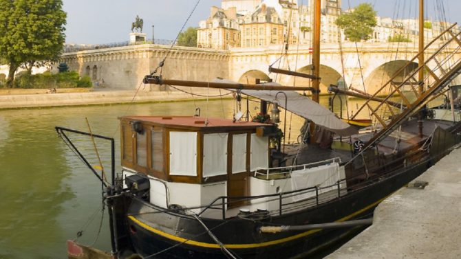 Set sale for a French houseboat