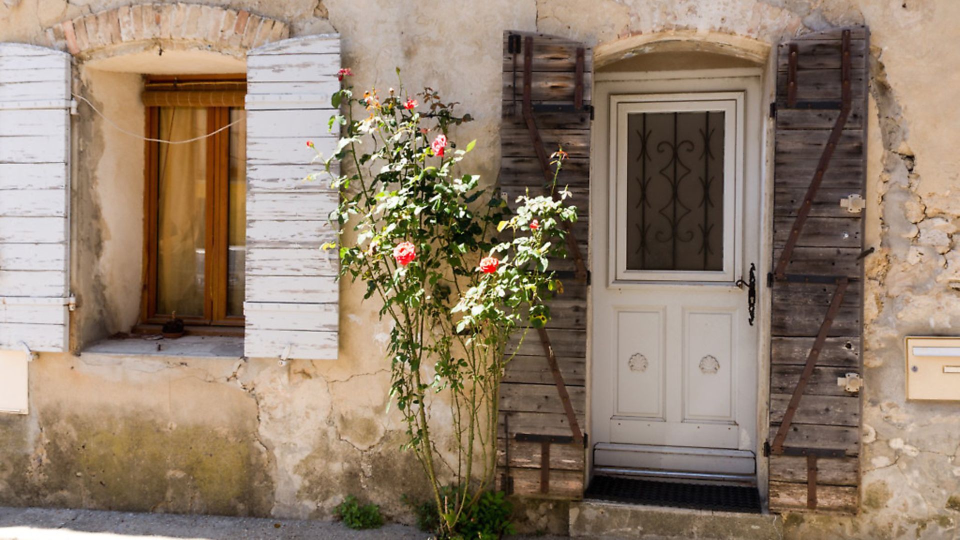 How do nonEU residents buy a property in France? Complete France