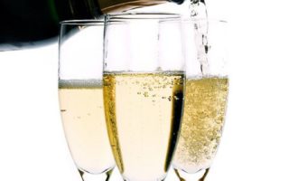 5 easy steps to pour the perfect glass of champagne
