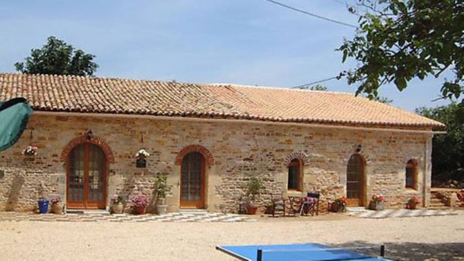 Rural private gite with heated pool sleeping 8/10 – Poitou-Charentes