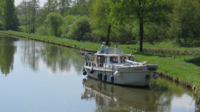 Set a course for your dream career and discover what it’s like to live and work as a boat broker in France