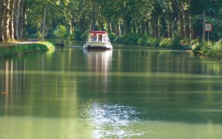 Gentle canalside cycling between two seas