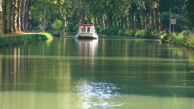 Gentle canalside cycling between two seas