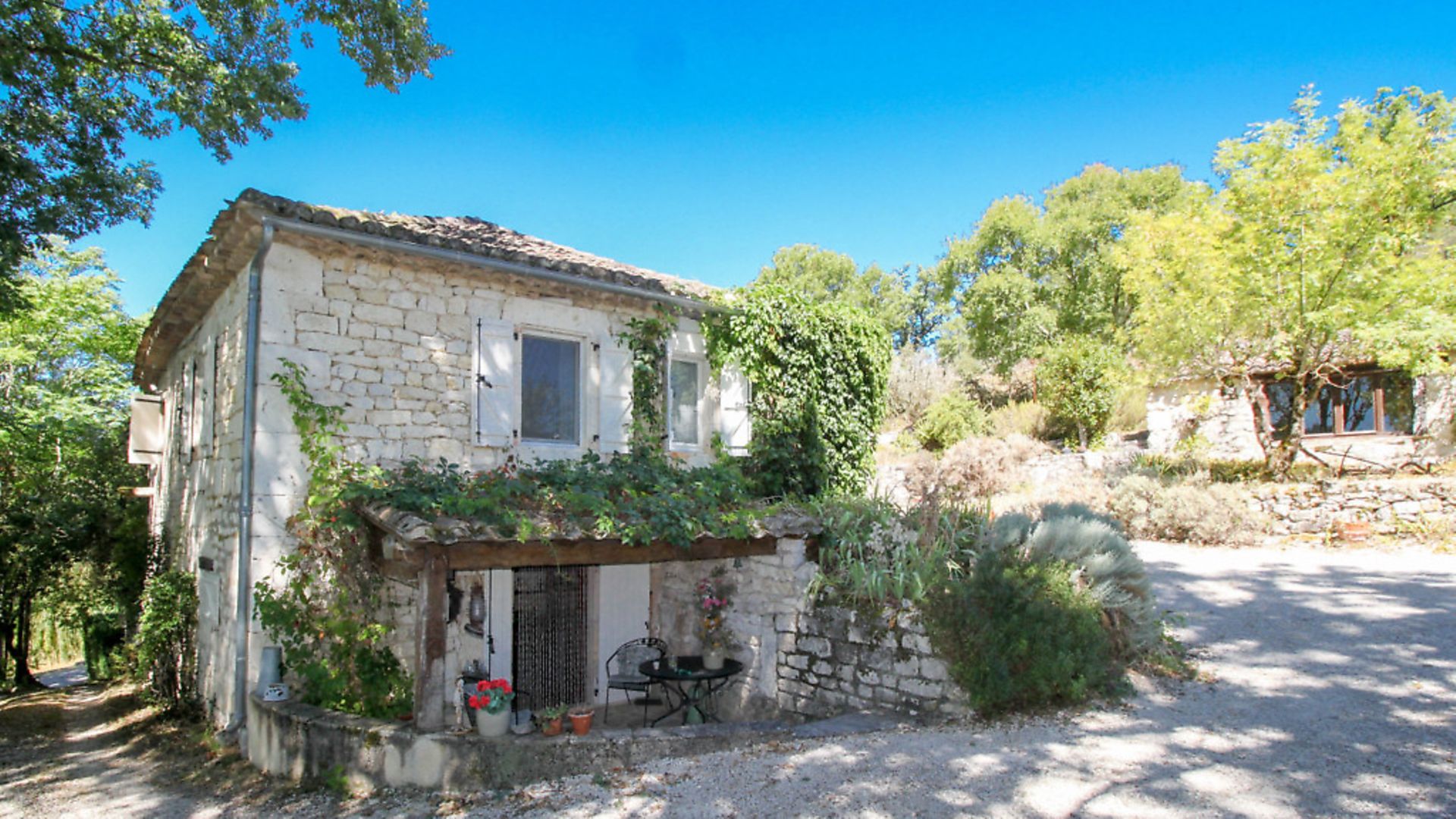 Bargain selfsufficient houses with woodland for sale in France