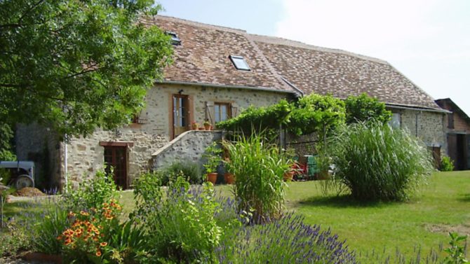 5 properties in France with land
