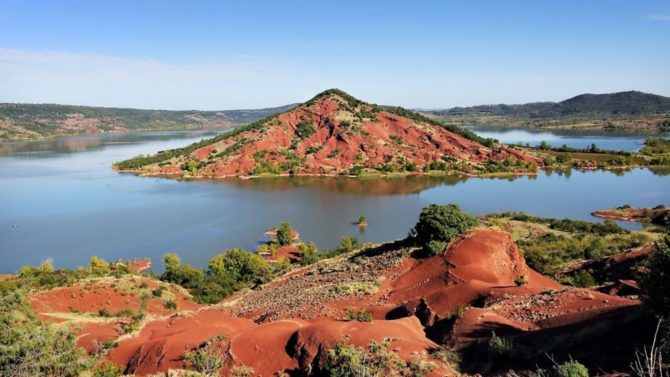 Explore the Lac du Salagou, a lake like nowhere else in France