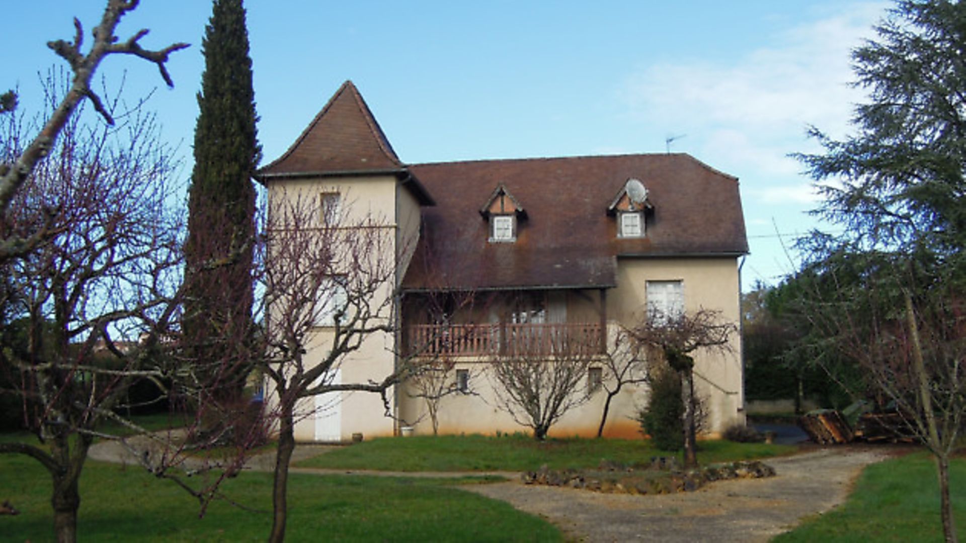 Property pick traditional house in the Lot Valley Complete France