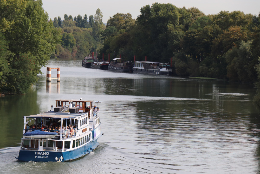 River cruise on the seine