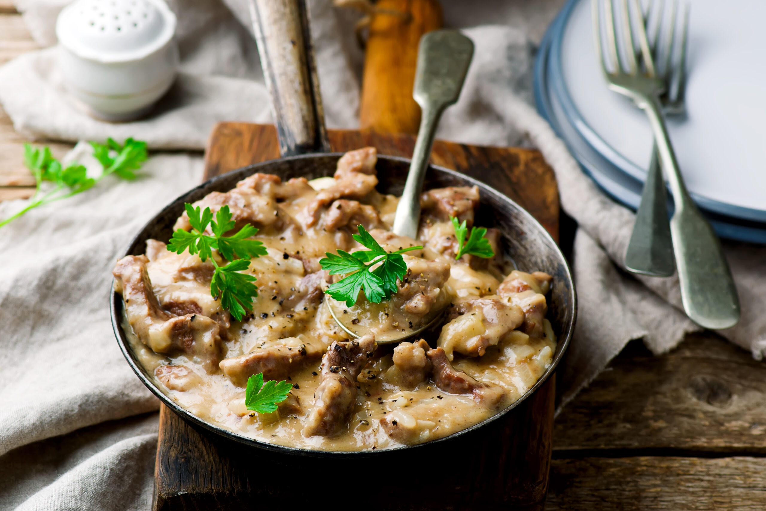 Печень с луком и сыром. Бефстроганов с говядиной и грибами. Куриный биф Строганофф. Беф-Строганов бефстроганов. Бефстроганов из говядины с грибами.