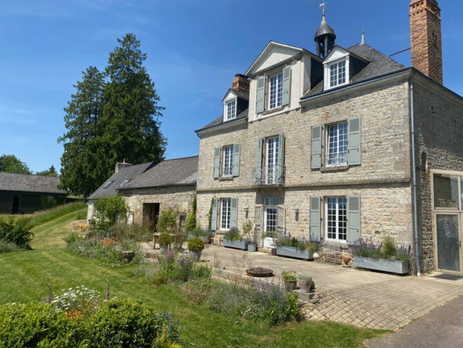 See Inside: A Pays-de-la-Loire Maison de Maître with a Lake and Land