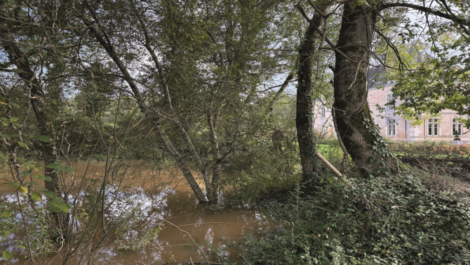 The disappearing lake at the Chateau de Bourneau